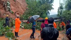 पृथ्वी राजमार्ग अन्तर्गत धादिङको गजुरीस्थित छहरेमा गएको पहिरो पन्छाउँदै सुरक्षाकर्मी 