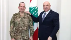 الرئيس اللبناني جوزاف عون مع قائد الجيش الجديد العماد رودولف هيكل