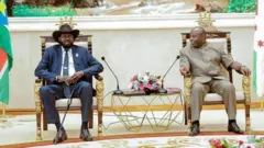 Umukuru wa Sudan y'Epfo Salva Kiir (i bubamfu) yabonanye na Evariste Ndayishimiye w'Uburundi ejo ku wa gatanu avuye mu Rwanda kubonana na Paul Kagame