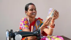 డబ్బులు లెక్కపెడుతున్న మహిళ ఫోటో 