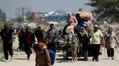 فلسطينيون يشقون طريقهم للفرار من منازلهم في شمال قطاع غزة.