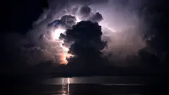 કાકાટુમ્બો તથા મૅરેકાઇમ્બો સરવોરના સંગમસ્થળે પડતી વીજળીની તસવીર 