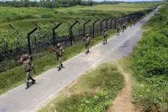 ত্রিপুরা সীমান্তে কাঁটাতারের বেড়া ঘেঁষে তৈরি 'বর্ডার রোড' ধরে টহল দিচ্ছে বিএসএফ