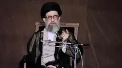 Aiatolá Ali Khamenei em foto de 1989.