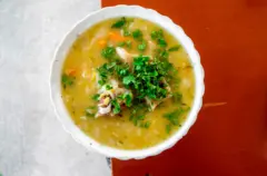 तज्ज्ञांचं म्हणणं आहे की मेंढीच्या किंवा शेळीच्या पायाचं सूप प्यायल्यामुळे फक्त हाडांनाच नाही तर शरीराला इतरही अनेक फायदे होतात