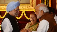 प्रधानमंत्री नरेंद्र मोदी और पूर्व प्रधानमंत्री मनमोहन सिंह