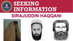 Foto e desenhos do rosto de Sirajuddin Haqqani em um pôster do FBI