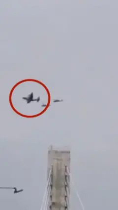 දකුණු ඉරානයට ඉහළින් ඇමරිකානු ගුවන් යානයක් සහ හෙලිකොප්ටර් යානා පියාසර කරන අයුරු