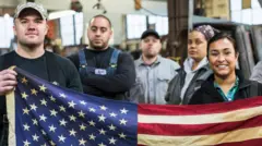 Migrantes con bandera EEUU