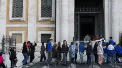 Pessoas em luto fazem fila do lado de fora da igreja de Santa Maria Maggiore para ver o túmulo