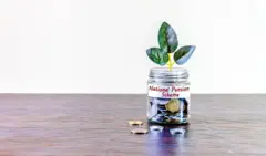 জারের মাঝে কয়েন