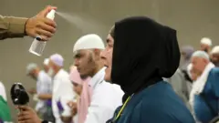 Mão de guarda joga spray com água em senhora com véu 
