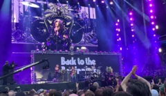 El pasado 5 de julio ofreció su último concierto en Villa Park, Birmingham, sentado en un trono negro.