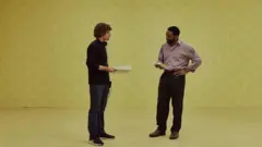 Parsons, en el set, discutiendo una escena con Ejiofor.