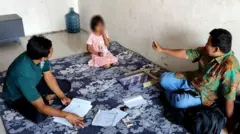 Siswi SD di Gresik yang mengalami buta permanen setelah matanya ditusuk.