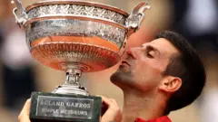 우승 트로피를 들고 있는 조코비치