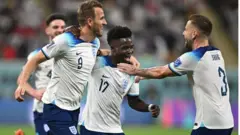 Saka dey celebrate wit im team mates