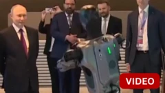 ரஷ்ய அதிபர் புதின் முன்பாக நடனமாடிய ரோபோ - காணொளி