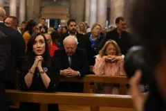 Villarruel ajoelhada no banco de uma igreja rezando