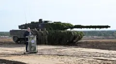 Thủ tướng Đức Olaf Scholz - hình chụp năm ngoái - đã chịu áp lực từ quốc tế trong việc gửi xe tăng Leopard 2 cho Ukraine
