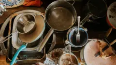 Louça suja na bancada da cozinha