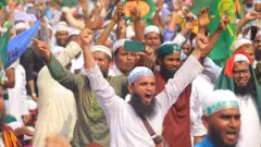 ঢাকায় ইসলামী আন্দোলনের সমর্থকরা। 