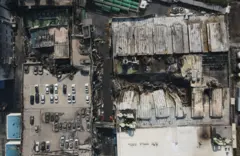 대전 대덕산업단지의 자동차 부품공장 안전공업 공장에서 발생한 화재로 전소된 공장 건물이 보인다