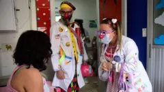 Dupla de palhaços entretém uma jovem no hospital em Cáli, na Colômbia