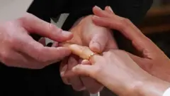 венчање, венчано прстење, бурме, младенци размењују бурме