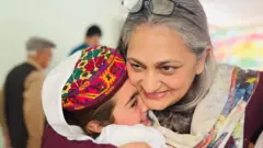 सबीना खत्री एक बच्चे के साथ