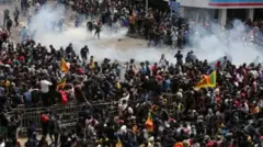 ብኣሽሓት ዝቑጸሩ ተቛወምቲ ንኣብ ርእሰ ከተማ እታ ሃገር ዝርከብ ቤተ መንግስቲ ፕረዚደንት ስሪላንካ ጎታባያ ራጃፓካሳ ኣዕለቕሊቖሞ