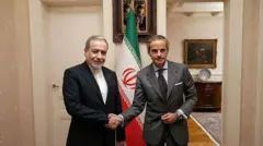 رافاول گروسی، مدیرکل آژانس (سمت راست) و عباس عراقچی، وزیر خارجه ایران