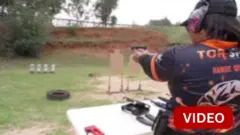 துப்பாக்கி பயிற்சி எடுக்கும் பெண்கள்