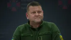 Valerii Zaluzhnyi fala em uma conferência. Ele está vestindo uniforme militar e tem um microfone.