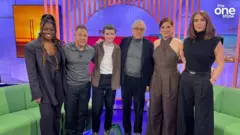 Owen Cooper, Stephen Graham, Robert DeNiro e Debra Messing no programa The One Show, da BBC