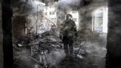 Bombeiro em meio aos escombros.