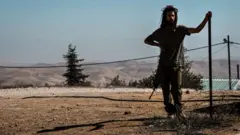 በዌስት ባንክ ሰፋሪ የሆነው ታጣቂ እስራኤላዊ። 