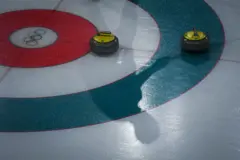 A sombra de um jogador é visível na superfície do gelo durante a sessão de todos contra todos do curling masculino entre Suíça e Grã-Bretanha nos Jogos Olímpicos de Inverno de Pyeongchang 2018, no Centro de Curling de Gangneung, em Gangneung, em 14 de fevereiro de 2018.