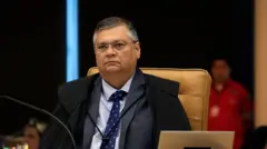 Ministro Flávio Dino durante sessão do Supremo Tribunal Federal, de toga e usando gravata escura