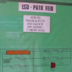 Imagem mostra uma tela verde com um diagrama técnico de um sistema eletrônico, identificado no topo como “ID – PATO FEIO”, acompanhada de uma pequena caixa de texto explicativa.