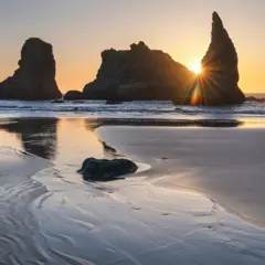 Rochedos na praia em Oregon, nos Estados Unidos