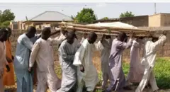 Aworan awọn ọkunrin to n gbe oku lọ lati sin i.