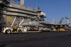 ABD Donanması tarafından sağlanan bu fotoğrafta, 6 Mart 2026'da Akdeniz'de, USS Abraham Lincoln'ün (CVN 72) uçuş güvertesinde, VFA 41'e bağlı bir F/A-18F Super Hornet uçağının bekleyişi görülüyor.
