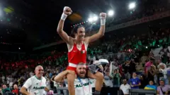 金メダル獲得を喜ぶケリフ選手とコーチたち（9日、パリ）