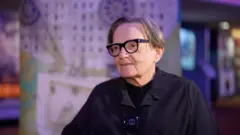 Agnieszka Holland w czarnej koszuli i czarnych okularach