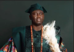 Ọba Akeem Owoade wọ agbádá, fìlà abetíajá, wọ ìlẹ̀kẹ̀ sọ́rùn, tó sì mú ìrùkẹ̀rẹ́ lọ́wọ́