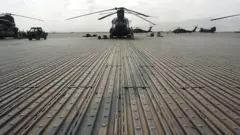 عکس هلی‌کوپتر و طیاره‌های نظامی امریکا در پایگاه بگرام در زمان حضور این کشور در افغانستان