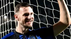 Tommy Smith, 2025'te Auckland FC ile Premier Plake'ı kazanmayı kutluyor