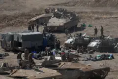مركبات عسكرية إسرائيلية في موقع تجمع بجوار الحدود مع لبنان كما شوهدت من مكان غير معلن في شمال إسرائيل، 30 سبتمبر أيلول 2024.