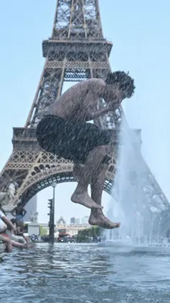 فتى يسبح في باريس